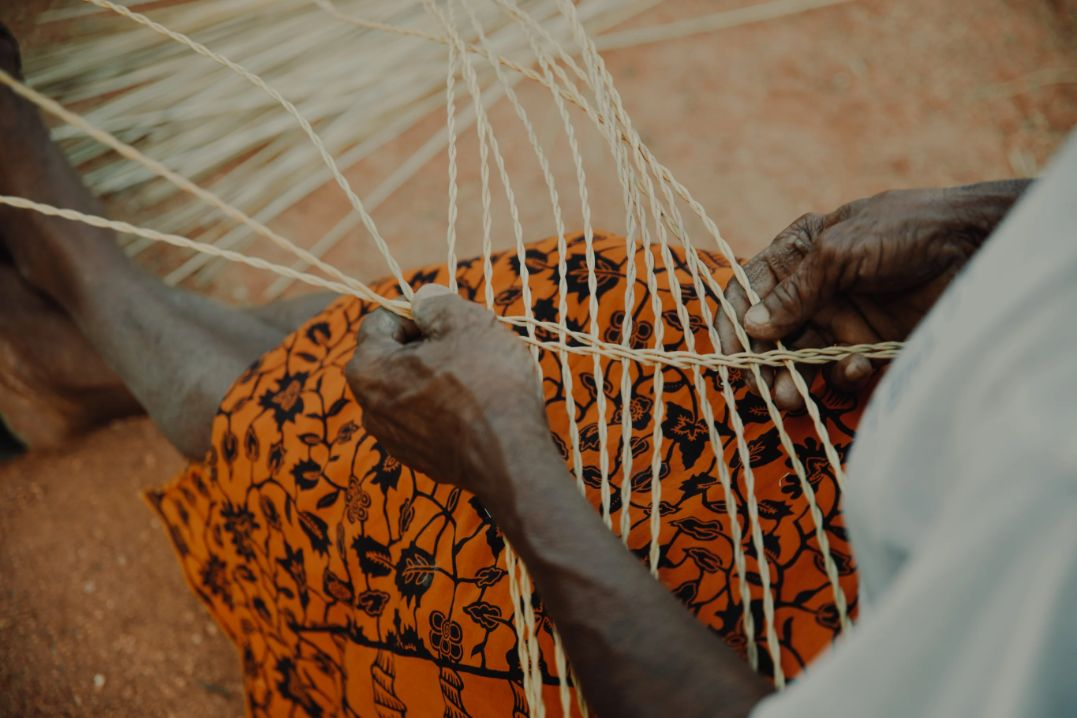 hands of a woman weaving basket from Veta Vera Grass